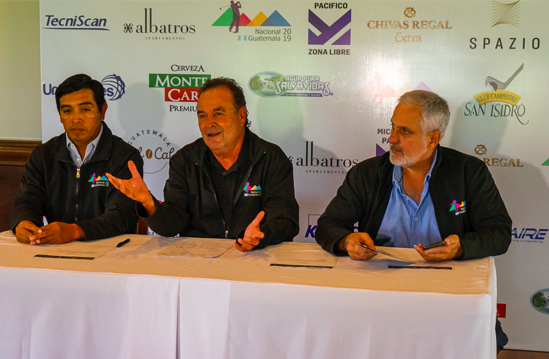 Edy Zamora (Pro del Club), Carlos Porras (Presidente del Comité Organizador), Victor Toriello (Miembro del Comité Organizador y Vocal I de Comité Ejecutivo de ASOGOLF)
